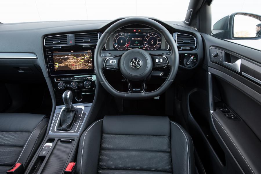 Торпедо Volkswagen Golf R 5-Door 2017 года  (UK) (фото 11 из 30)